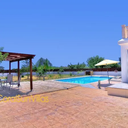 Βίλα 200m To The Coral Bay Strip, Large Pool *