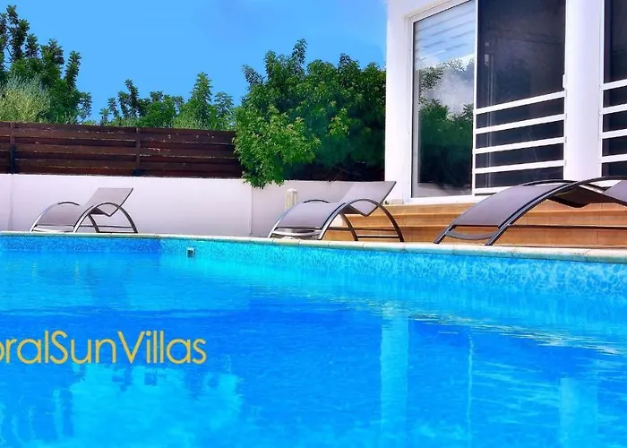 Βίλα 200m To The Coral Bay Strip, Large Pool