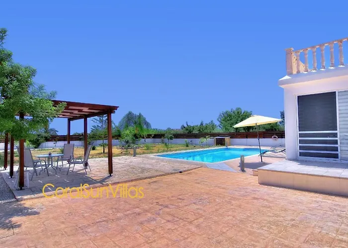 Βίλα 200m To The Coral Bay Strip, Large Pool *