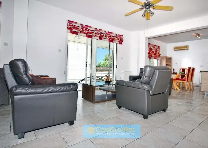 Βίλα 200m To The Coral Bay Strip, Large Pool *