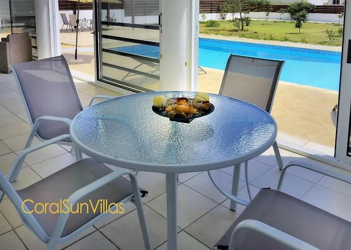 Βίλα 200m To The Coral Bay Strip, Large Pool