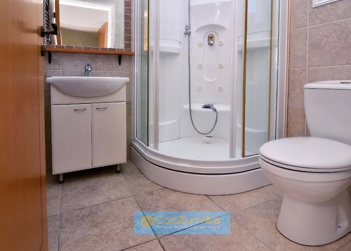 Βίλα 200m To The Coral Bay Strip, Large Pool