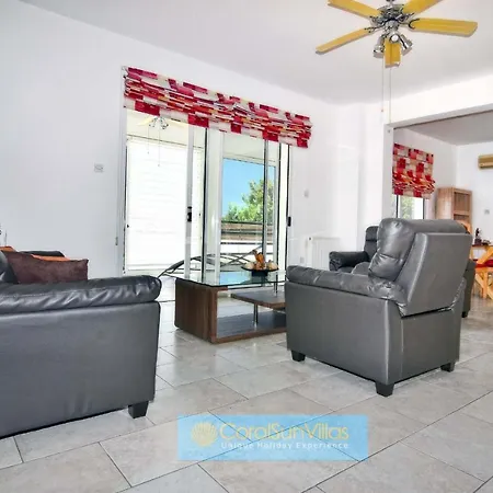 Βίλα 200m To The Coral Bay Strip, Large Pool *