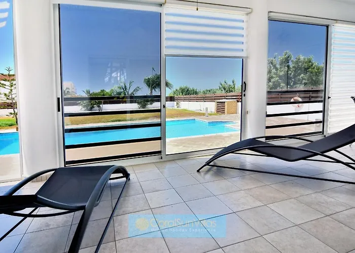 Vila 200m To The Coral Bay Strip, Large Pool