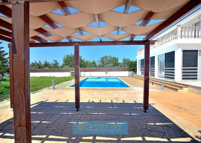 Vila 200m To The Coral Bay Strip, Large Pool