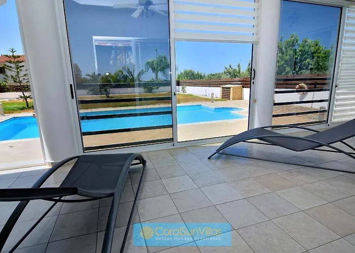 200m To The Coral Bay Strip, Large Pool Vila *