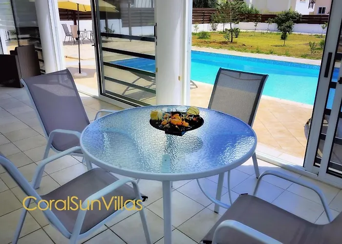 Vila 200m To The Coral Bay Strip, Large Pool