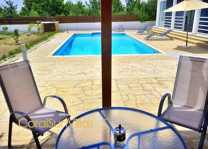 Vila 200m To The Coral Bay Strip, Large Pool *