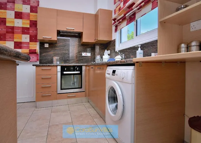 Vila 200m To The Coral Bay Strip, Large Pool