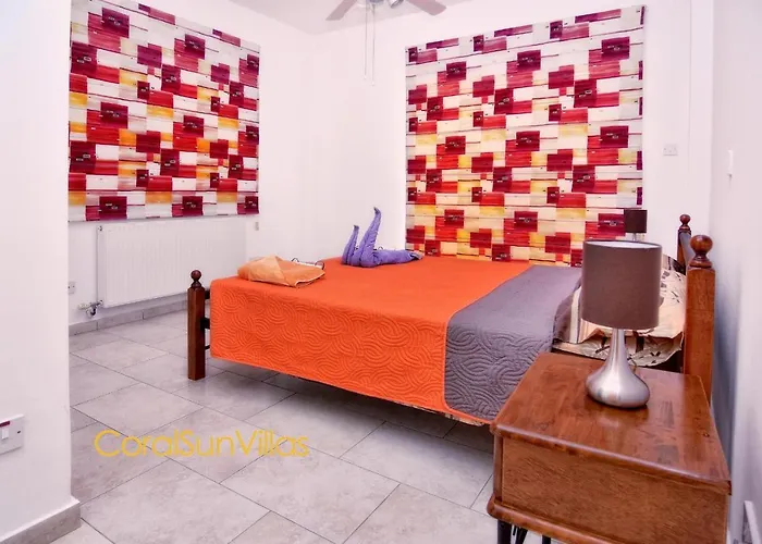 Vila 200m To The Coral Bay Strip, Large Pool