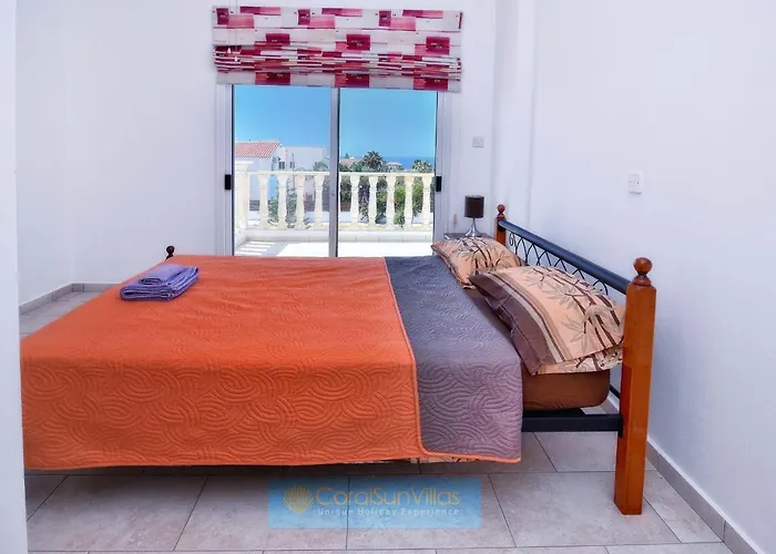 Vila 200m To The Coral Bay Strip, Large Pool Pegeia