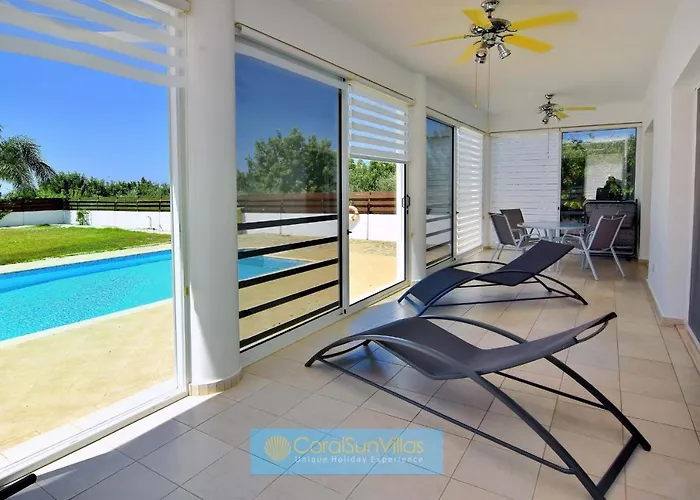 Vila 200m To The Coral Bay Strip, Large Pool