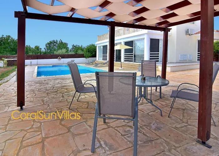 Vila 200m To The Coral Bay Strip, Large Pool