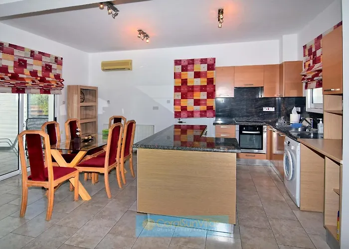 Vila 200m To The Coral Bay Strip, Large Pool